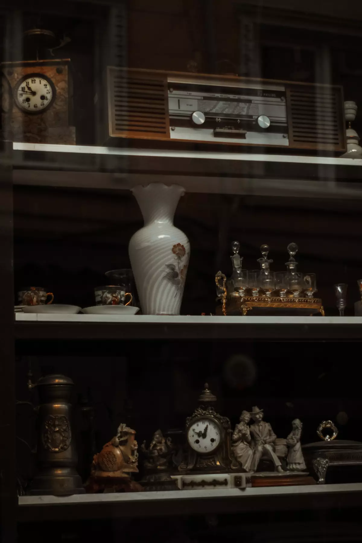 Vitrine d'antiquités remplie d'objets de collection