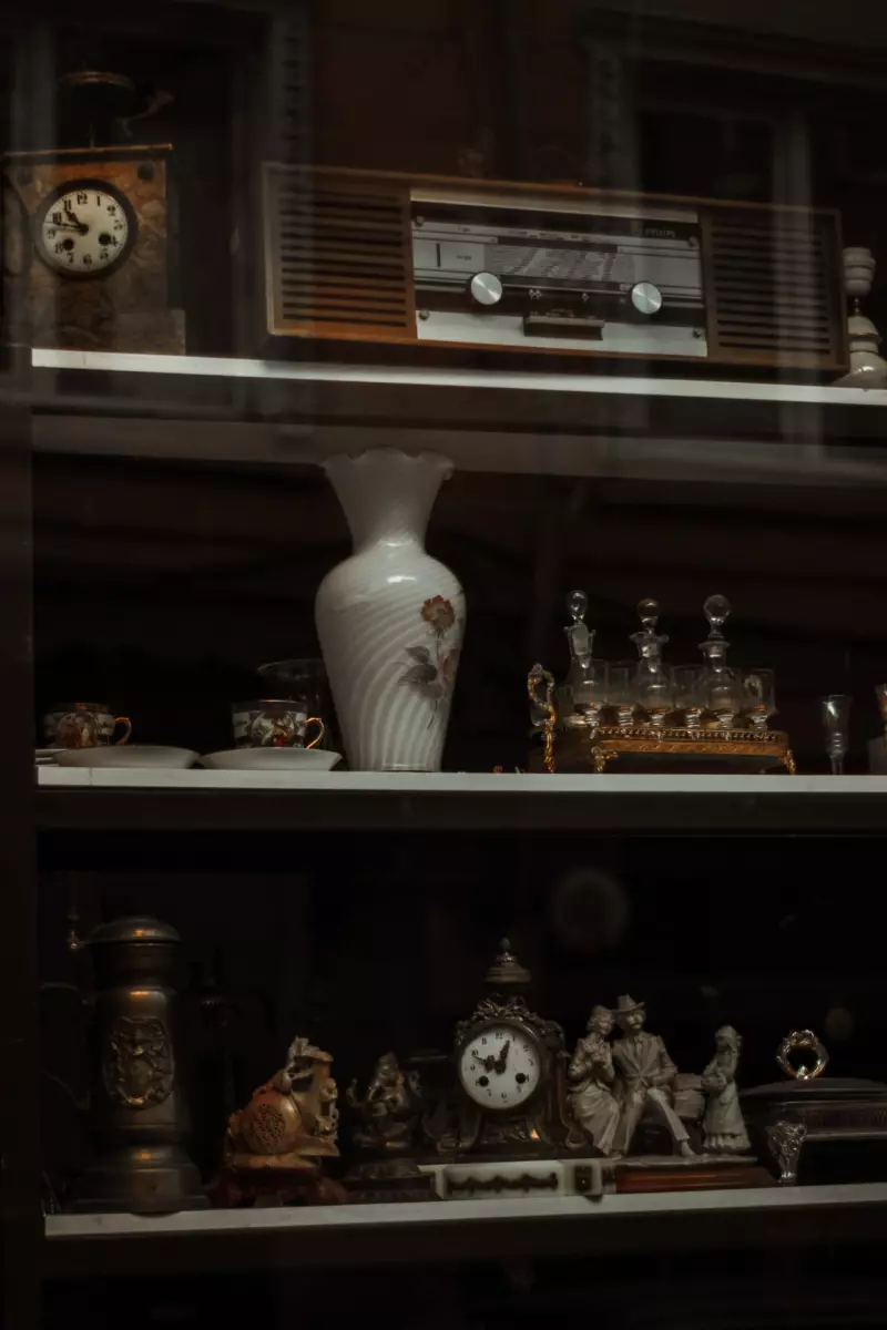 Vitrine d'antiquités remplie d'objets de collection