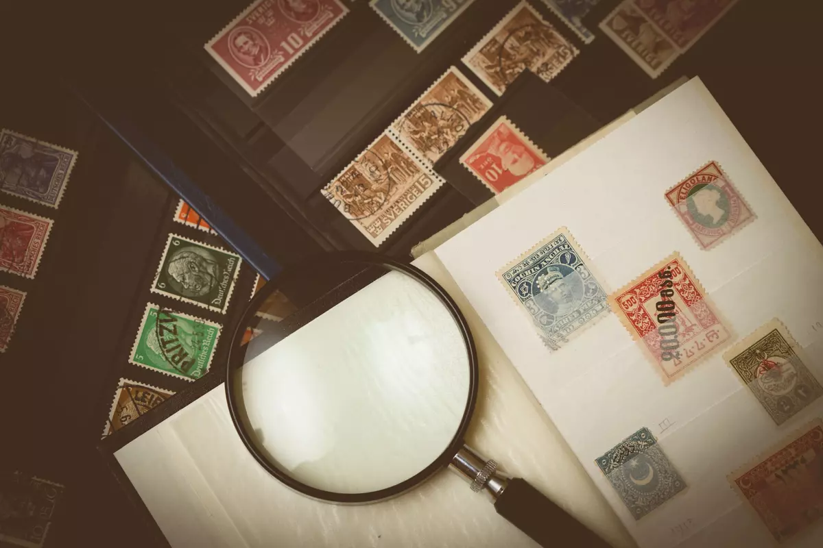 Album de timbres de collection ouvert